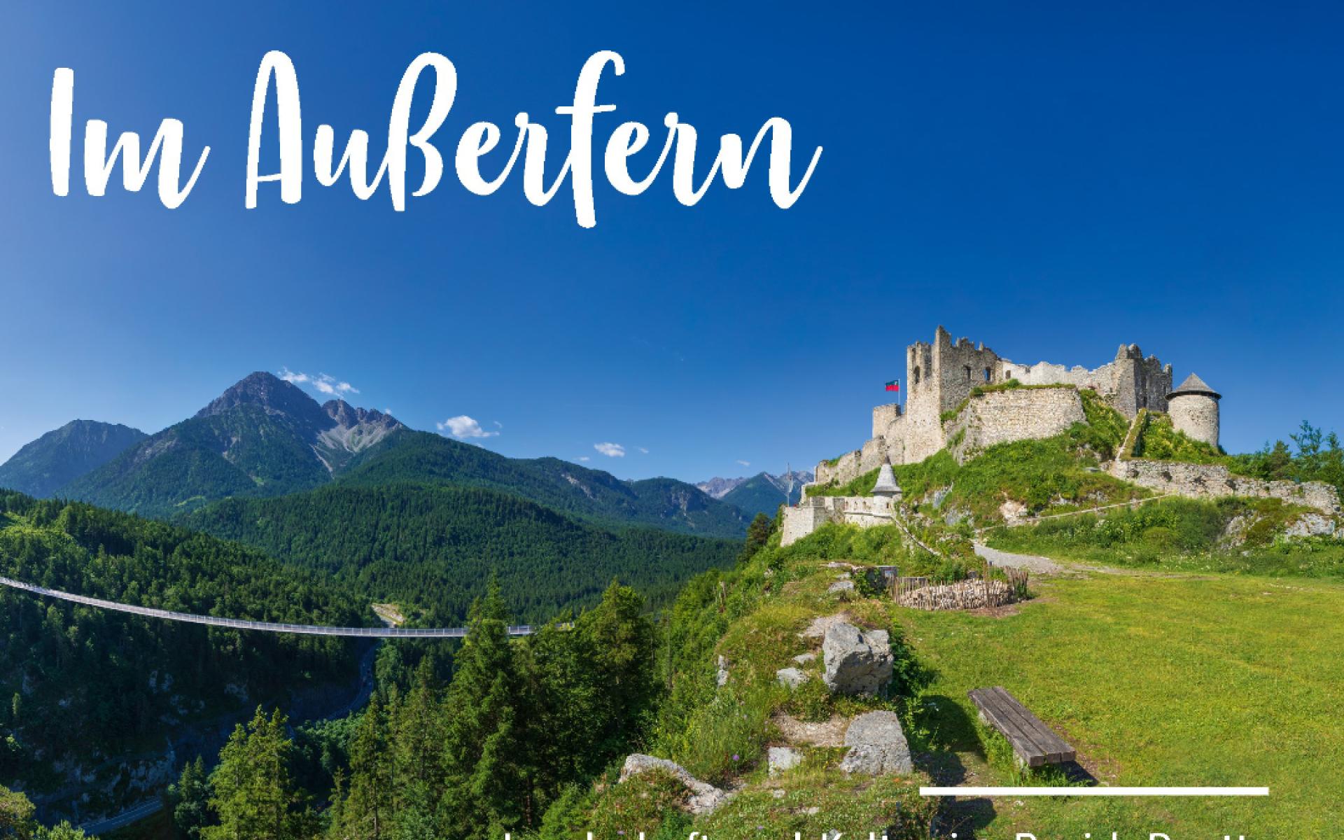 Cover des Buches "Im Außerfern" von Detlef Fiebrandt, mit Burgenwelt Ehrenberg, der Hängebrücke Highline 179, im Hintergrund Berge und blauer Himmel.